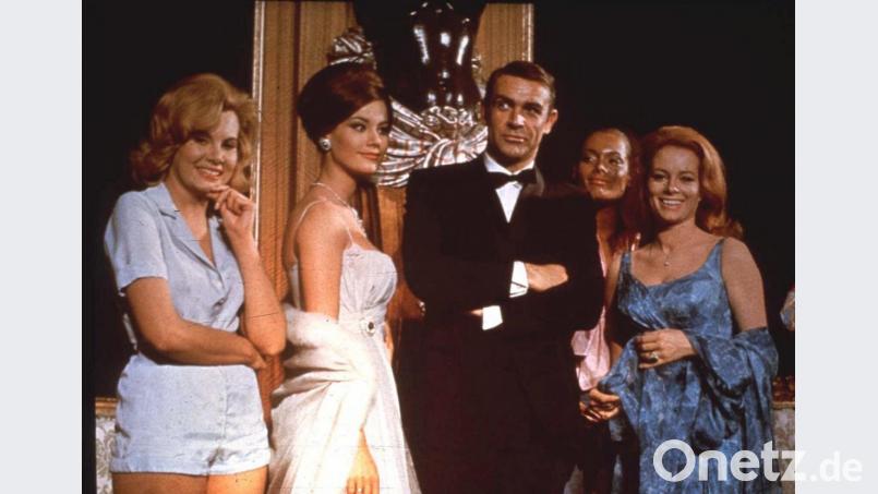 Sean Connery als James Bond bei den Dreharbeiten zu „Feuerball“, seinem vierten 007-Abenteuer. Bild: AP/dpa