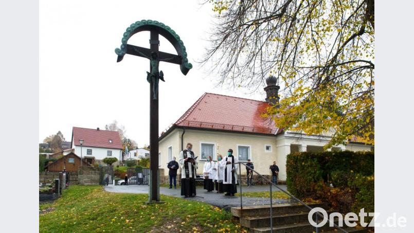 Aufgrund der Corona-Pandemie fand die Gräbersegnung auf dem Friedhof mit einer kurzen Andacht statt. Auf dem Bild Pfarrer Martin Besold und Pfarrvikar Dr. Linus Chukwudi Nwankwo. Bild: njn