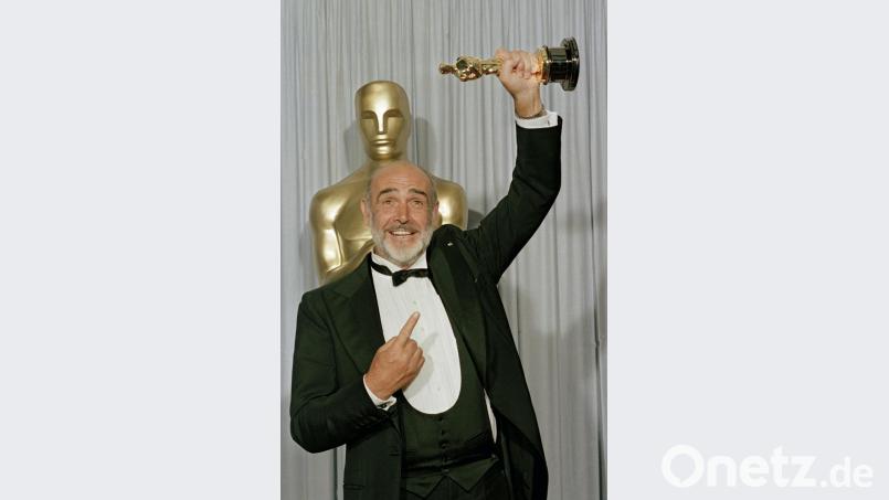 1988, USA, Los Angeles: Sean Connery hält seinen Oscar für den besten Nebendarsteller in &quot;Die Unbestechlichen&quot; in der Hand. Bild: Lennox Mclendon