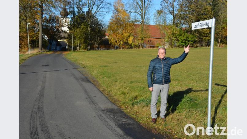 Josef-Siller-Weg heißt die Straße vom Konnersreuther Festplatz in Richtung Therese-Neumann-Platz. Bürgermeister Max Bindl deutet auf eines der Schilder, die kürzlich aufgestellt wurden. Bild: jr