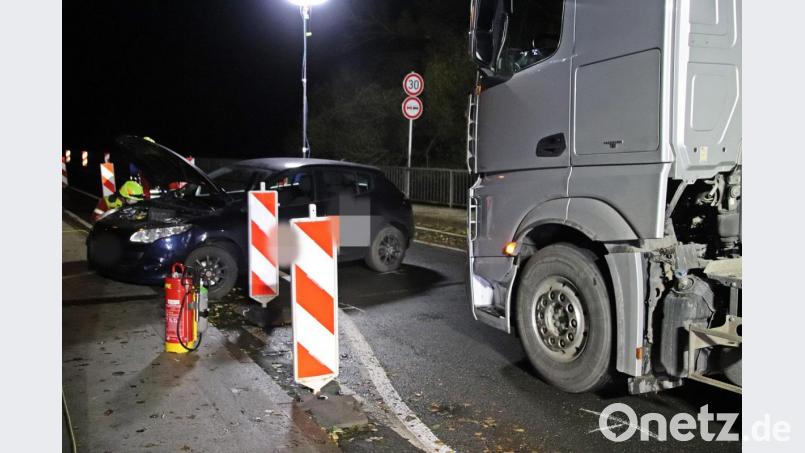 Der LKW schob den Renault fast 25 Meter vor sich her Bild: jma