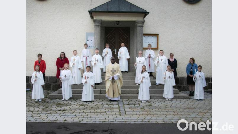 Erstkommunion feierten 12 Kinder aus den Pfarreien Griesbach und Großkonreuth. Im Bild die Kinder mit Pfarrer Dr. Charles Ifemeje und den Tischmüttern. Bild: Foto Hummer