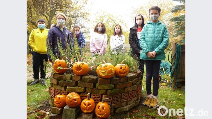 Stolz präsentierten die Schüler ihre geschnitzten Werke. Bild: Mittelschule Mitterteich/exb