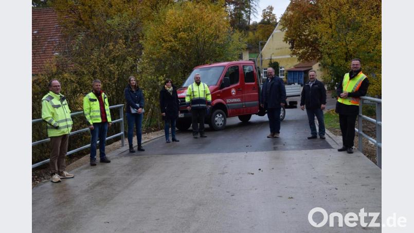 In Malsbach wird die ausgebaute Dorfstraße freigegeben (von links): Norbert Eber, Jürgen Krämer und Ramona Sollfrank (alle Baufirma Scharnagl), Claudia Scharnagl und Ronald Marschik (beide Seuss Ingenieure Amberg) sowie (von rechts) Bürgermeister Florian Junkes, Dritter Bürgermeister Johann Seitz und Zweiter Bürgermeister Manfred Braun. Bild: bö