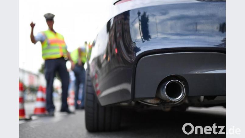 Mit seinem lauten Auspuff hat ein Autofahrer am Sonntag die Polizei auf sich aufmerksam gemacht. Symbolbild: Uwe Anspach/dpa