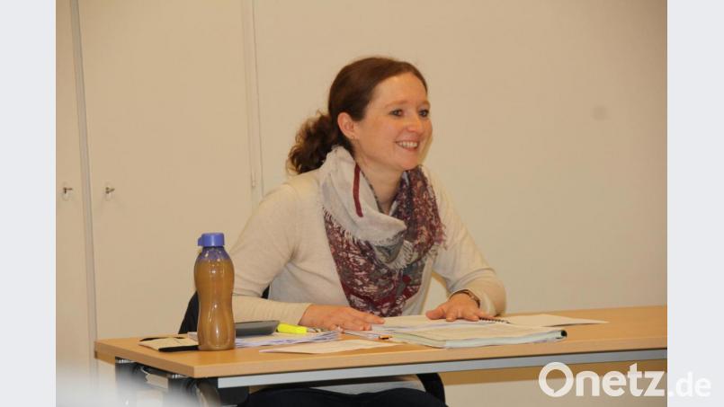 Die Sachvorträge von Kämmerin Regina Hildebrand nahmen einen breiten Raum des öffentlichen Sitzungsteils ein, da sie die Schrift- und Zahlenwerke anschaulich darstellte. Bild: frd