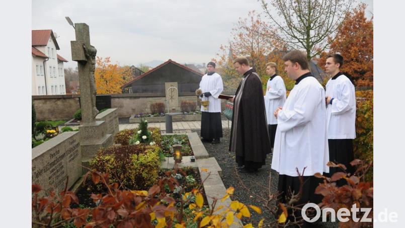 Am Priestergrab begann Stadtpfarrer Thomas Kraus mit der Segnung der Gräber auf dem Kemnather Friedhof. Bild: jzk