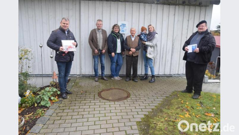 Pfarrer Hubert Bartel (rechts) und Bürgermeister Karlheinz Budnik (links) überbringen Fritz Schedl ihre Glückwünsche. Bild: fz