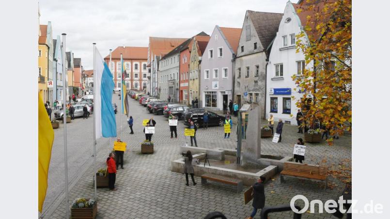Mit Abstand versammelten sich insgesamt knapp 30 Demonstranten vor dem Neustädter Rathaus. Bild: Gabi Schönberger