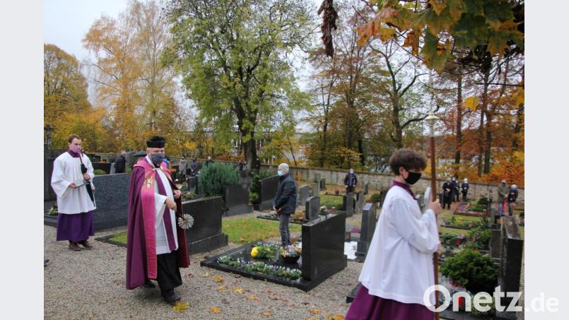 Stadtpfarrer Georg Flierl segnete die Gräber. Bild: kro