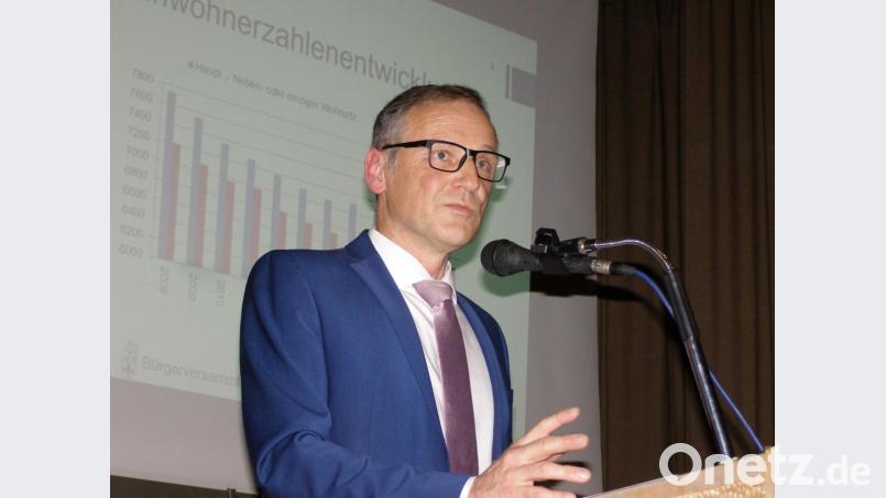 Bürgermeister Bernd Sommer bei der Bürgerversammlung 2019 im Jugendheim-Festsaal. Dieses Jahr ist die Bürgerversammlung ersatzlos gestrichen. Bürger können Wünsche und Anträge schriftlich äußern. Archivbild: pz