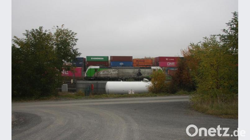 Ein Teil der bereitstehenden Container dient seit einiger Zeit auch als Schallschutz. FW-Marktrat Franz Dürrschmidt klagte aber, dass der Lärm nach wie vor zu hören sei. Bild: wro