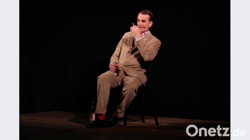 Frank Smilgies, alias Prof. Gordon Brettsteiger erklärt auf der Kleinkunstbühne aus Uelzener Sicht alles, mit feinsinnigem Humor und großem schauspielerischen Potential. Bild: prh