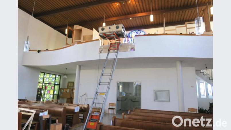 Mit einem Lastenaufzug werden die sanierten Teile der Kirchenorgel St. Konrad Ettmannsdorf auf die Empore befördert. Bild: Hirsch