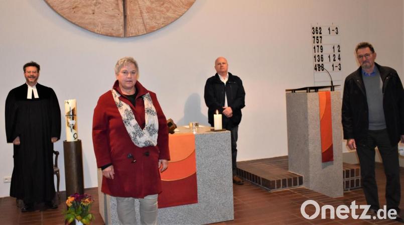 Die neuen Vertrauensleute des Kirchenvorstandes Herta Murr und Hartmut Seidler (Dritter von links) wurden im Reformationsgottesdienst in der Michaelskirche von Pfarrer André Fischer (links) in ihr Amt eingeführt. Mit dabei war Kirchenvorstandsmitglied Christoph Franzeck (rechts). Bild: rgr