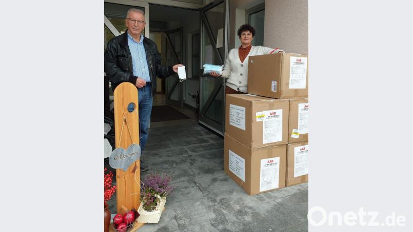 Um sowohl die Bewohner des Seniorenheims St. Barbara als auch die Besucher vor einer Ansteckung mit dem Coronavirus zu schützen, spendet Klaus Conrad dem Heim 10 000 Schutzmasken. Der Seniorenbeauftragte der Stadt, Stadtrat Rudi Wild (links), überreicht sie in seinem Namen an Heimleiterin Astrid Geitner (rechts). Bild: u
