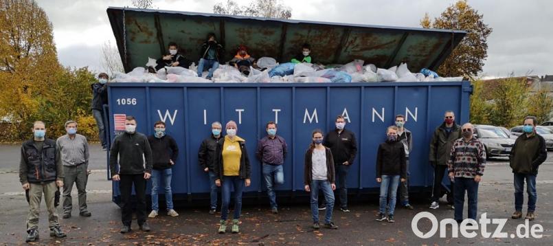 Die Helfer der Kolpingsfamilie Pfreimd und der Feuerwehr Weihern hatten alle Hände voll zu tun, um die zahlreichen Kleidersäcke einzusammeln. Die Organisatoren waren mit dem Ergebnis mehr als zufrieden. Bild: hir