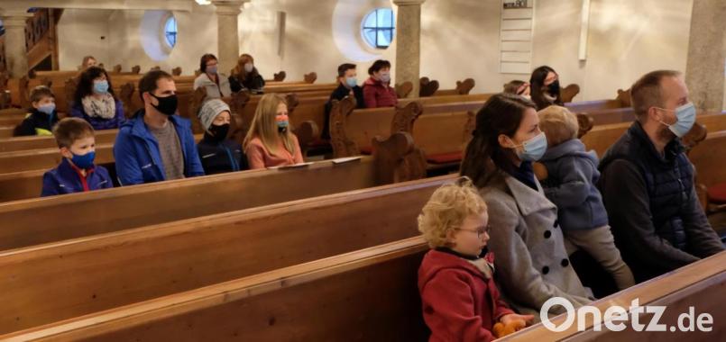 Ein Gottesdienst mit Pfarrer Wilfried Römischer bildet den Auftakt zur Aktionswoche für Kinder am Samstag. Anschließend wurde verschiedene Stationen zum Motto „Schaut hin&quot; aufgebaut. Bild: le