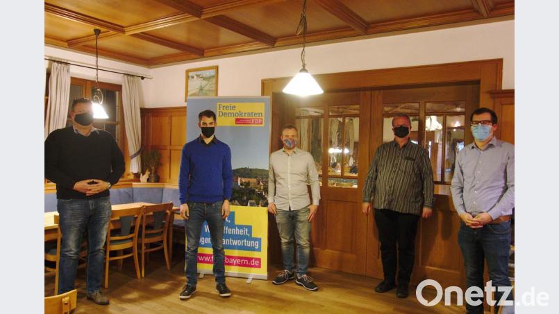 Der neue Kreisvorstand der FDP Amberg-Sulzbach (von links): Reinhard Holzki (Beisitzer), Fabian Bischof (Vorsitzender), Christian Weiß (stellvertretender Vorsitzender), Achim Groth (Schatzmeister), Kilian Taubmann (Schriftführer) und Markus Lang (Beisitzer, nicht im Bild). Bild: gac