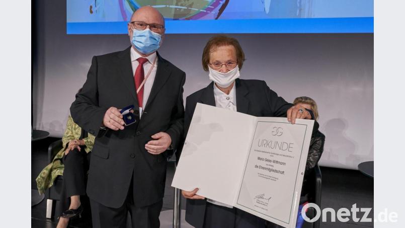 Professor Dr. Anton Scharl, Direktor der Frauenkliniken Amberg-Tirschenreuth-Weiden, hat Frau Maria Geiss-Wittmann in seiner Funktion als Präsident der DGGG die Urkunde zur Ehrenmitgliedschaft überreicht. Bild: DGGG e. V./exb