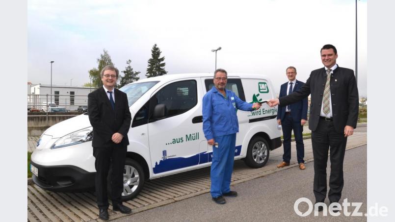 Sie freuten sich über das neue E-Dienstfahrzeug bei ZMS: Verbandsdirektor Thomas Knoll, ZMS-Mitarbeiter Rudolf Dirmeier, stellvertretender Geschäftsleiter Franz Grabinger und Verbandsvorsitzender Thomas Ebeling (von links). Bild: Stefan Karl/exb