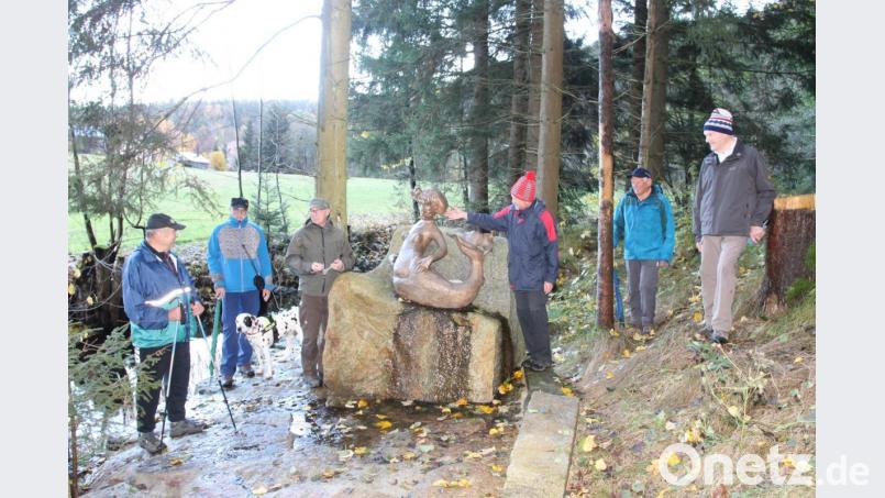 Präsident Johann Walbrunn (Dritter von rechts) freut sich über das Lob der Pleysteiner Wandergruppe: &quot;Hier ist ein großartiges Werk entstanden.&quot; Bild: pi