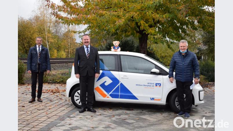 Die Freude bei der Caritas Sozialstation ist groß. Dank einer Spende der VR-Bank Mittlere Oberpfalz konnte sie ein neues Einsatzfahrzeug anschaffen. Vorstandssprecher Bernhard Werner (Mitte) und Regionalleiter Roman Butz(links)übergaben das VR-Mobil an Hubert Ruml (rechts) Bild: bnr