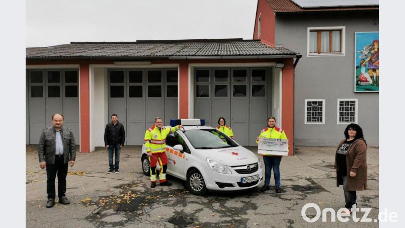 Die Abordnung um Vorsitzenden Josef Kleber (links) überreicht den Helfern vor Ort einen Scheck in Höhe von 1000 Euro. Bild: gz