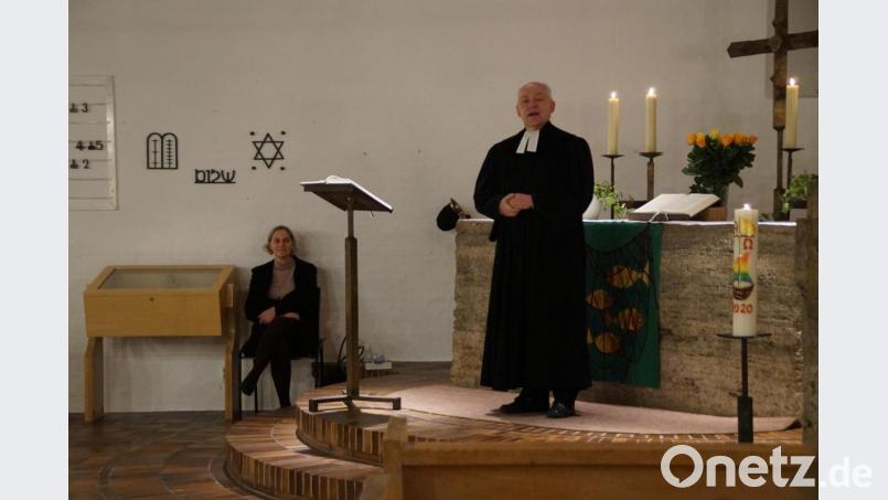 Zum Reformationsgottesdienst in der Auferstehungskirche begrüßte Pfarrer Norbert Schlinke besonders die Vertreter der Kirchengemeinden des Dekanats Sulzbach-Rosenberg. Bild: wel