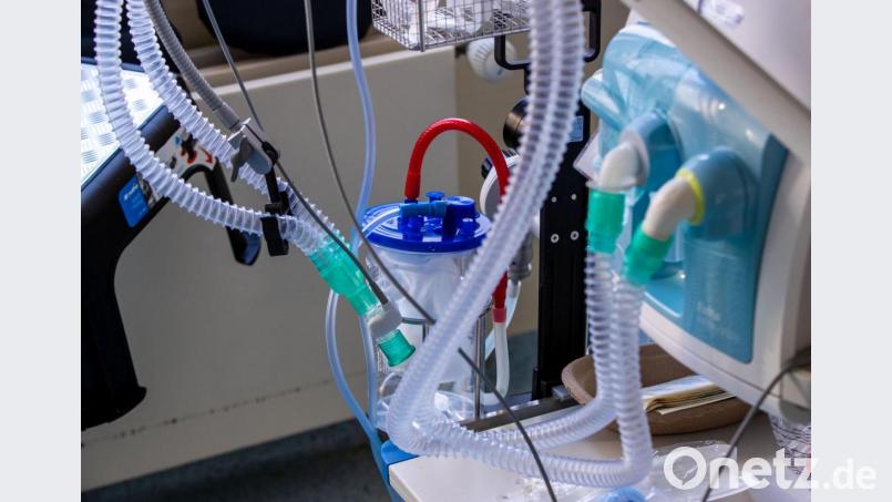 Ein Beatmungsgerät steht neben einem Bett in einem Zimmer einer Intensivstation. Archivbild: Jens Büttner