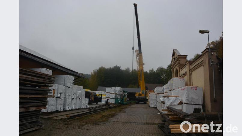 Die Firma Weck hat ihren Rundholz-Sortierzug samt Gleisanlagen aus dem Jahr 1990 nach Polen verkauft. Bei den Verladearbeiten kam ein Schwerlastkran zum Einsatz. Bild: jr