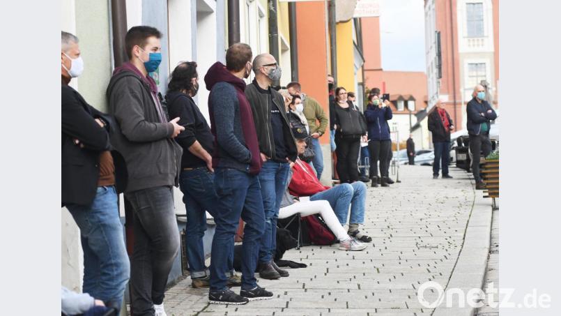 Die Zahl der weitgehend ruhigen Zaungäste auf der nördlichen Seite des Stadtplatzes belief sich bei der Demo auf rund 45. Bild: Gabi Schönberger