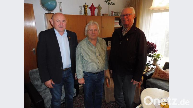 Dem Jubilar Erwin Stubenvoll (Mitte) gratulieren zum 80. Geburtstag Zweiter Bürgermeister Georg Götz (links) und Pfarrer Hans Peter Heindl (rechts). Bild: ibj