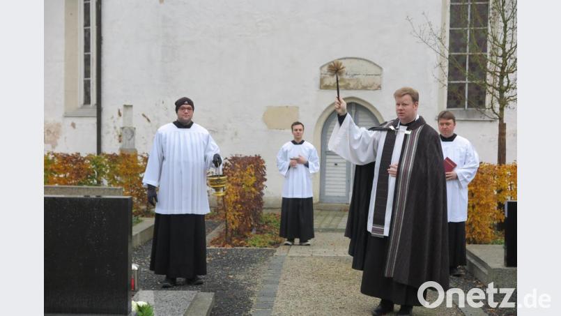 An Allerheiligen segnete Stadtpfarrer Thomas Kraus die Gräber auf dem Kemnather Friedhof. Bild: jzk