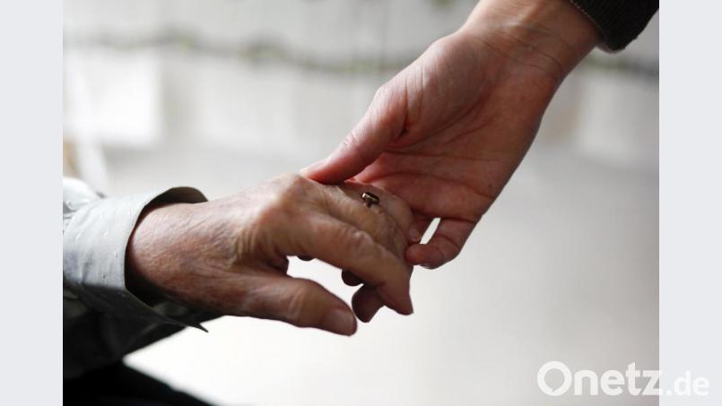 257.000 Menschen waren vergangenes Jahr in Bayern mit Demenz erkrankt. Als "Demenzfreundliche Bestatter" versuchen Richard und Benjamin Becher Betroffenen den Abschied von Angehörigen näher zu bringen. Symbolbild: Sebastian Widmann/dpa