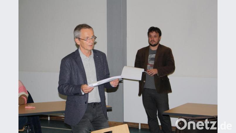 Die von Klaus-Peter Fels und Matthias Rembold (von links) vorgetragenen Ausführungen einiger Fachstellen zu den Planunterlagen für den Solarpark Riggau II erbrachten keine substanziellen Änderungen an der Flächennutzungs- und Bebauungsplanung. Bild: bjp