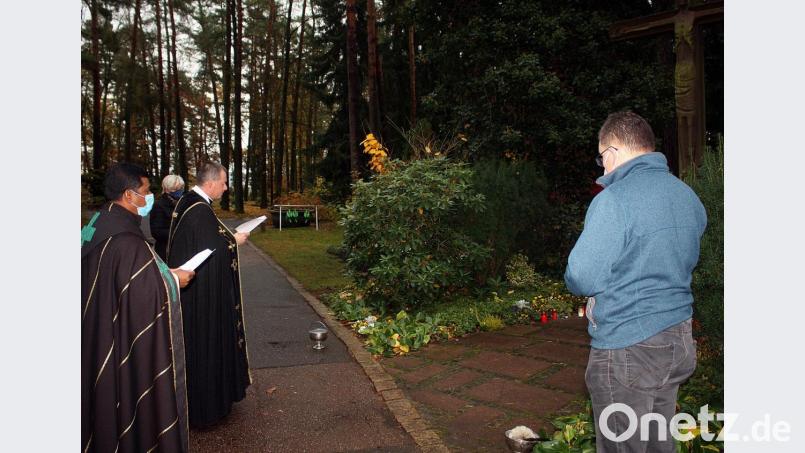 Am Waldfriedhof beten (von links) Vikar Celestine Joseph Thazhuppil, Pfarrer Peter Brolich und Mesner Michael Stöckl für die Verstorbenen. Bild: R. Kreuzer
