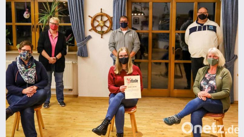 Neuwahlen und Ehrung beim Weidener Akkordeonorchester mit (stehend, von links) Manuela Hochwart, Christian Bäuml, Rainer Dittrich und (sitzend, von links) Kerstin Melischko, Geehrter Aileen Bäuml und Vorsitzender Karin Dittrich. Bild: Dobmeier