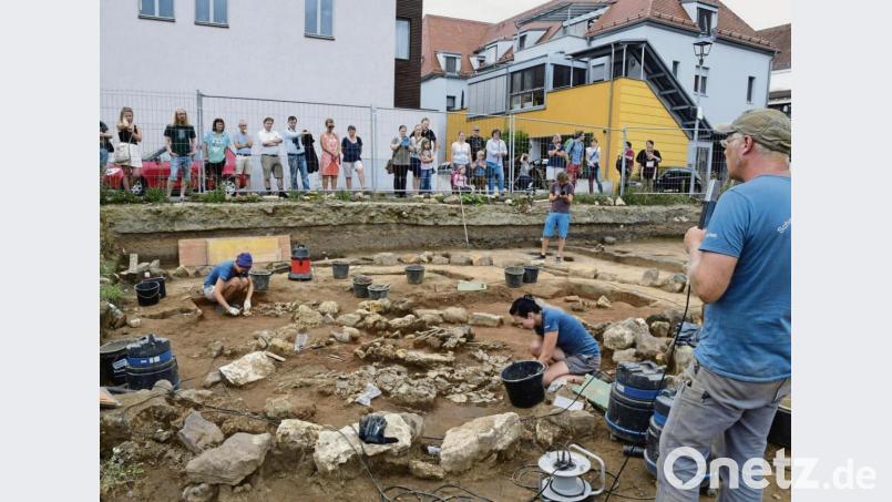 Das Interesse an den Ausgrabungen auf dem ehemaligen Bürgerspitalgelände war enorm. Mathias Hensch (rechts) führte mehrere Gruppen über das Areal – dieses Bild entstand im August 2017. In ihrem Antrag in der Bürgerversammlung fordern Helmut Schuster und Johannes Lösche nun, das Areal parkähnlich zu gestalten und dort die Ergebnisse der Ausgrabungen anschaulich zu präsentieren. Archivbild: Petra Hartl