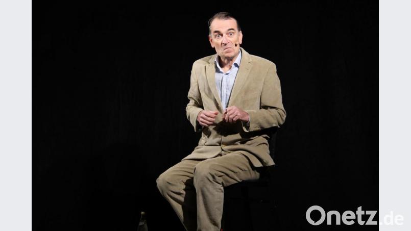 Frank Smilgies, alias Prof. Gordon Brettsteiger erklärt auf der Kleinkunstbühne aus Uelzener Sicht alles, mit feinsinnigem Humor und großem schauspielerischen Potential. Bild: prh