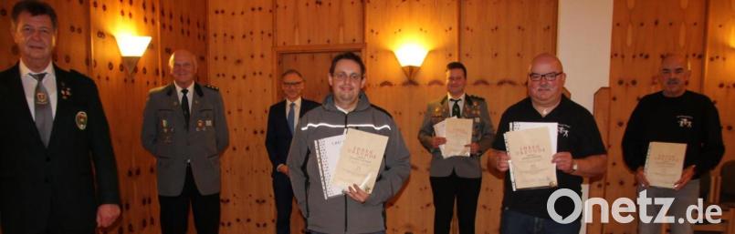 Treue Mitglieder ehrte die Königlich-privilegierte Schützengesellschaft 1519 Waldsassen. Von links Gauschützenmeister Manfred Zölch, Schützenmeister Alfred Koch, Bürgermeister Bernd Sommer sowie Thomas Salomon, Jürgen Hecht, Alfred Prüfer und Bernhard Prüfer. Bild: kro