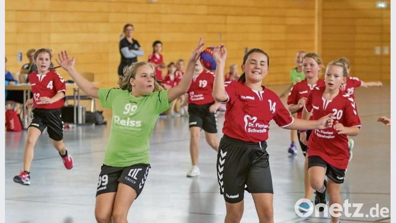 Voll bei der Sache: Den jungen Oberviechtacherinnen (rote Trikots/im Hintergrund Trainerin Susanne Uschold) und auch den Gegnern merkt man den Spaß am Handball an. Jetzt ist erst einmal wieder Schluss. Die Folgen für die Jugendarbeit sind noch nicht abzusehen. Bild: Günter Uschold