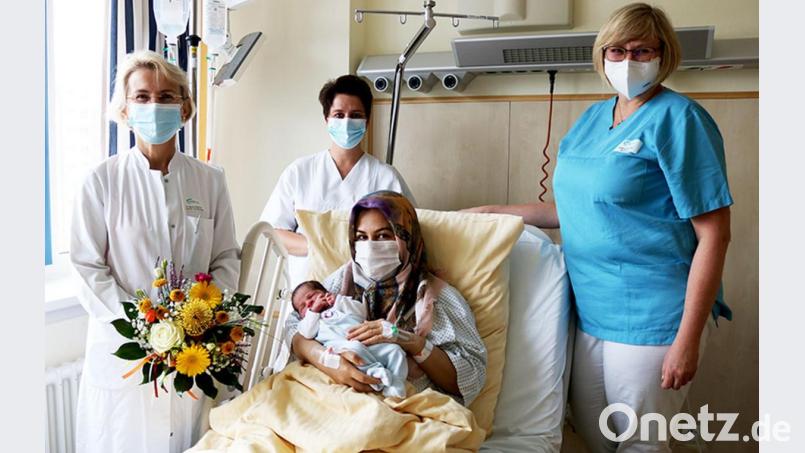Beim Fototermin mit (hinten von links) Chefärztin Dr. Maria Dietrich, stellvertretender Stationsleiterin Christina Fraas und Hebamme Johanna Wiesner gab es natürlich jede Menge Glückwünsche und einen Blumenstrauß für Mama Talia Aydin und Sohn Musab. Bild: Klinikum Fichtelgebirge/exb