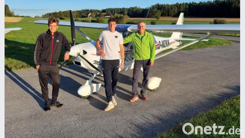 Stolz auf den ersten Alleinflug (von links). Vinzenz Regelein aus Pommelsbrunn, Lukas Maul aus Haunritz und Fluglehrer Bernd Keck. Bild: mfh