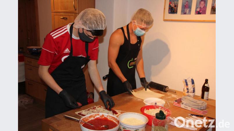 Felix Meyer (rechts) und ein Kumpel beim Zubereiten und Belegen der Pizzen. Bild: kro