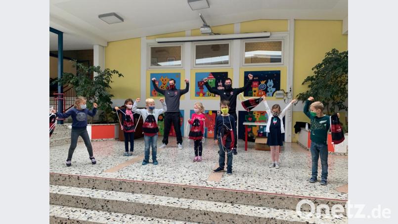 Die Grundschule Poppenricht wurde als erste Schule im Landkreis für die Erstklässler-Aktion des 1. FC Nürnberg ausgewählt. Bild: Janina Schmidt/exb