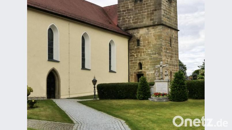 Das Kriegerdenkmal stört bei den Fundamentgrabungen Bild: Architekturbüro Hedrich/exb
