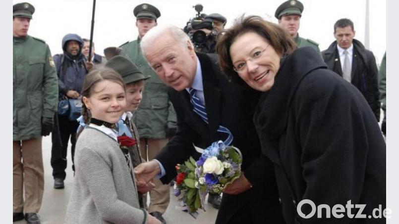 Zum Abschied bekommt der amerikanische Vizepräsident Joe Biden am Flughafen München Blumen. Europaministerin Emilia Müller verabschiedet den Gast
nach seinem Besuch der Sicherheitskonferenz 2009. Archivbild: NT/AZ