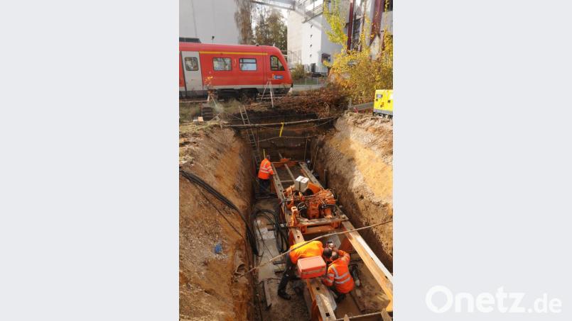 Der Bohrer dringt Richtung Malzfabrik vor – unter dem Gleisbett und das alles während des laufenden Fahrbetriebes der DB. Bild: Joachim Gebhardt