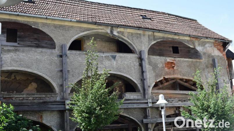Die Arkaden an der Bahnhofsstraße werden von der Stadt saniert. Sie will den Bestand des historischen Gebäudes sichern. Bild: szl
